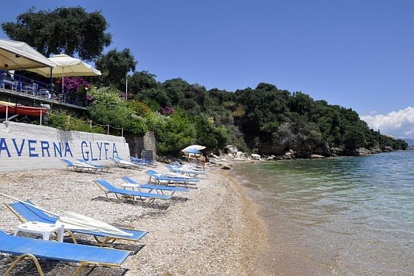 glyfa taverna op 300m glyfa baai